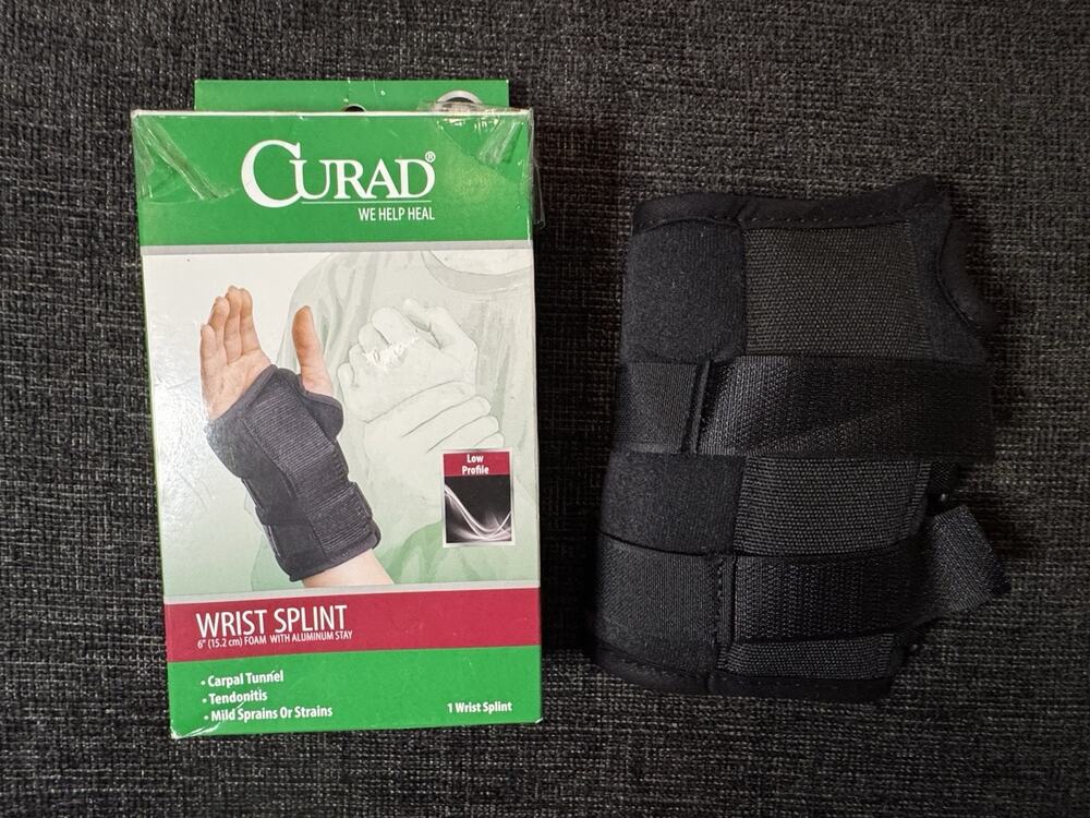 Curad Wrist Splint Right Hand Universal 6" Foam w/Aluminum Stay - Damaged Box